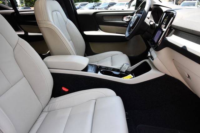 2023 Volvo XC40 B5 Plus Dark Theme