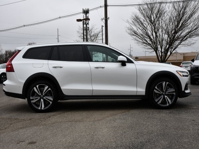 2025 Volvo V60 Cross Country B5 Plus