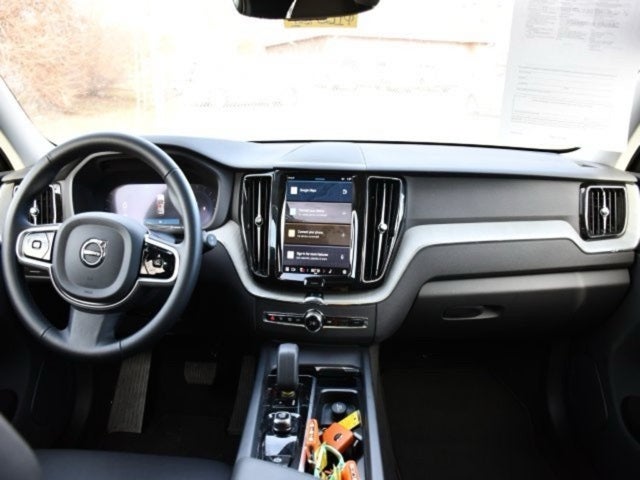 2025 Volvo XC60 B5 Plus